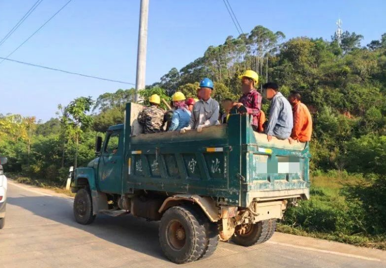 梧州一多功能拖拉機車廂內載18人!車輛已被暫扣