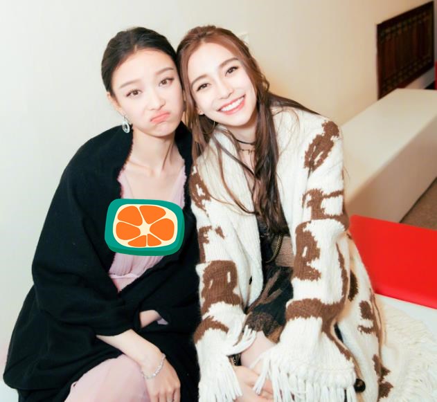 baby挨着倪妮坐,却不小心忘了镜头没关,下意识动作反映本性