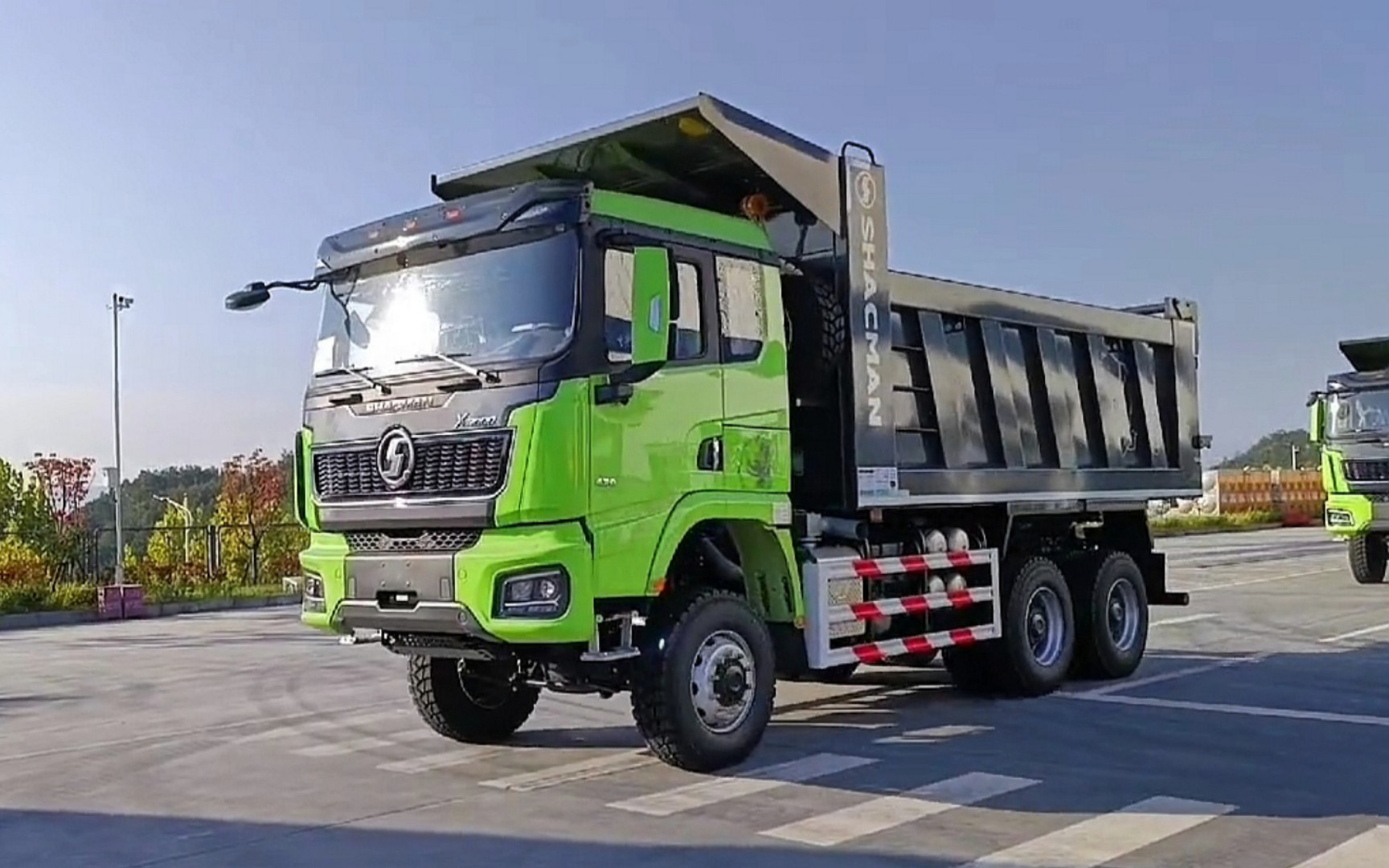 德龙x3000的尿素泵喷头在车的什么位置