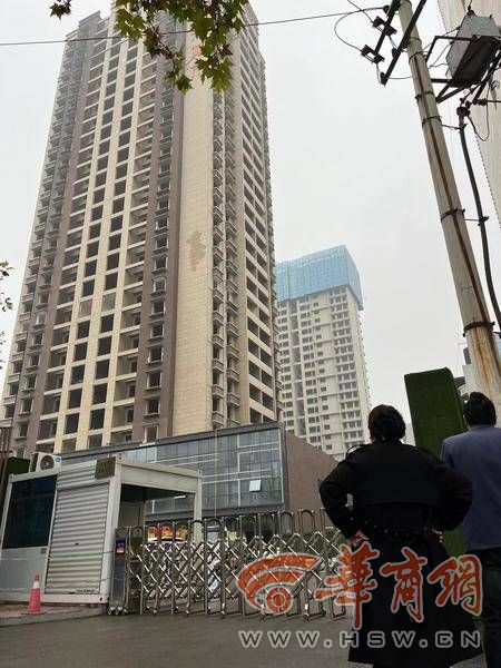 西安丁白村两栋高层盖好了但十几年没住人 怎么就拆除了呢?