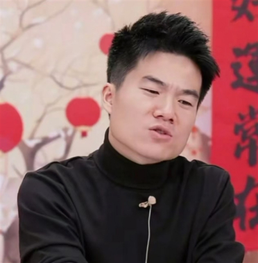董宇辉卖春联被骂上热搜！网友怒斥：这种钱你也赚