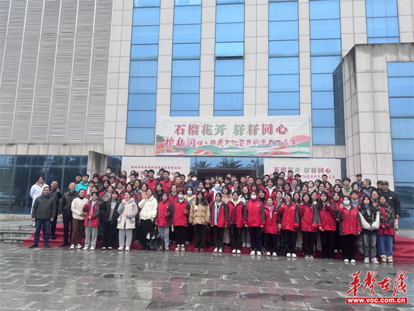 洞口九中组织高三学子参观非物质文化遗产展