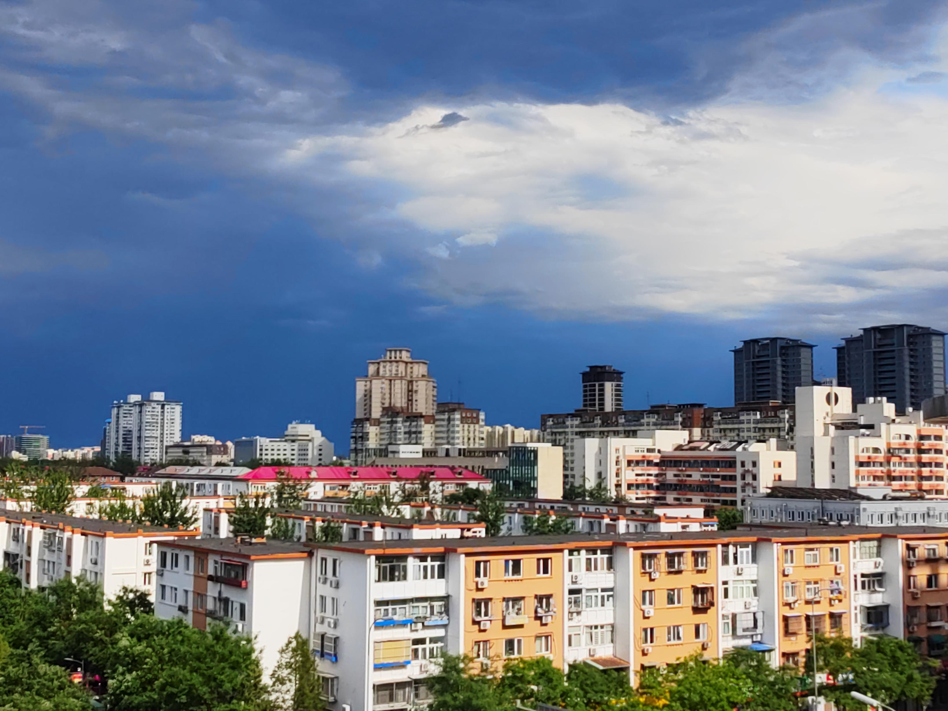 雷雨过后,北京再现晴空万里,云卷云舒