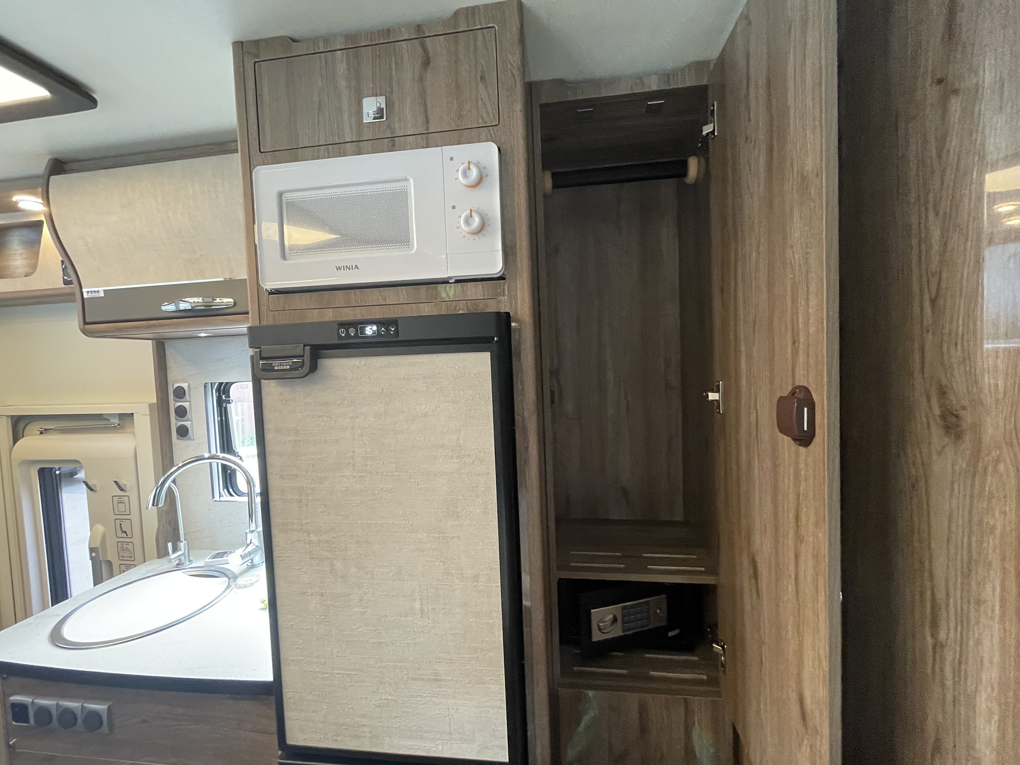 罗曼1号c型房车,颜值在线的实力派,标配1200ah锂电1000w太阳能