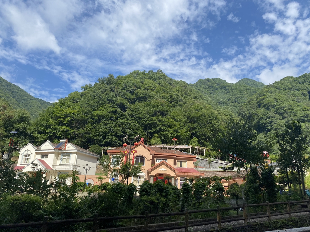 人工开凿13座穿山隧道,尧治河村民打开18℃山村清凉世界