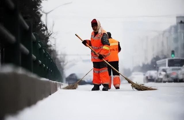 妈妈在县城当清洁工,让她觉得不是路有多难扫而是不被尊重