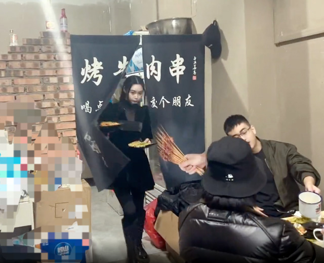 烧烤店老板娘穿短裙迎客,小伙被迷得神魂颠倒,女友气得咳嗽不止