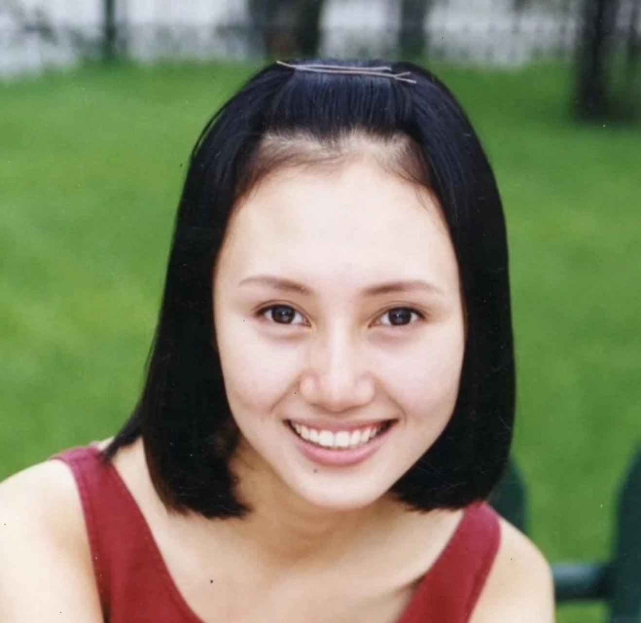 袁泉的面部特点在眼睛,黑晴大于一般人,加上鼻强嘴大直觉力感受力同