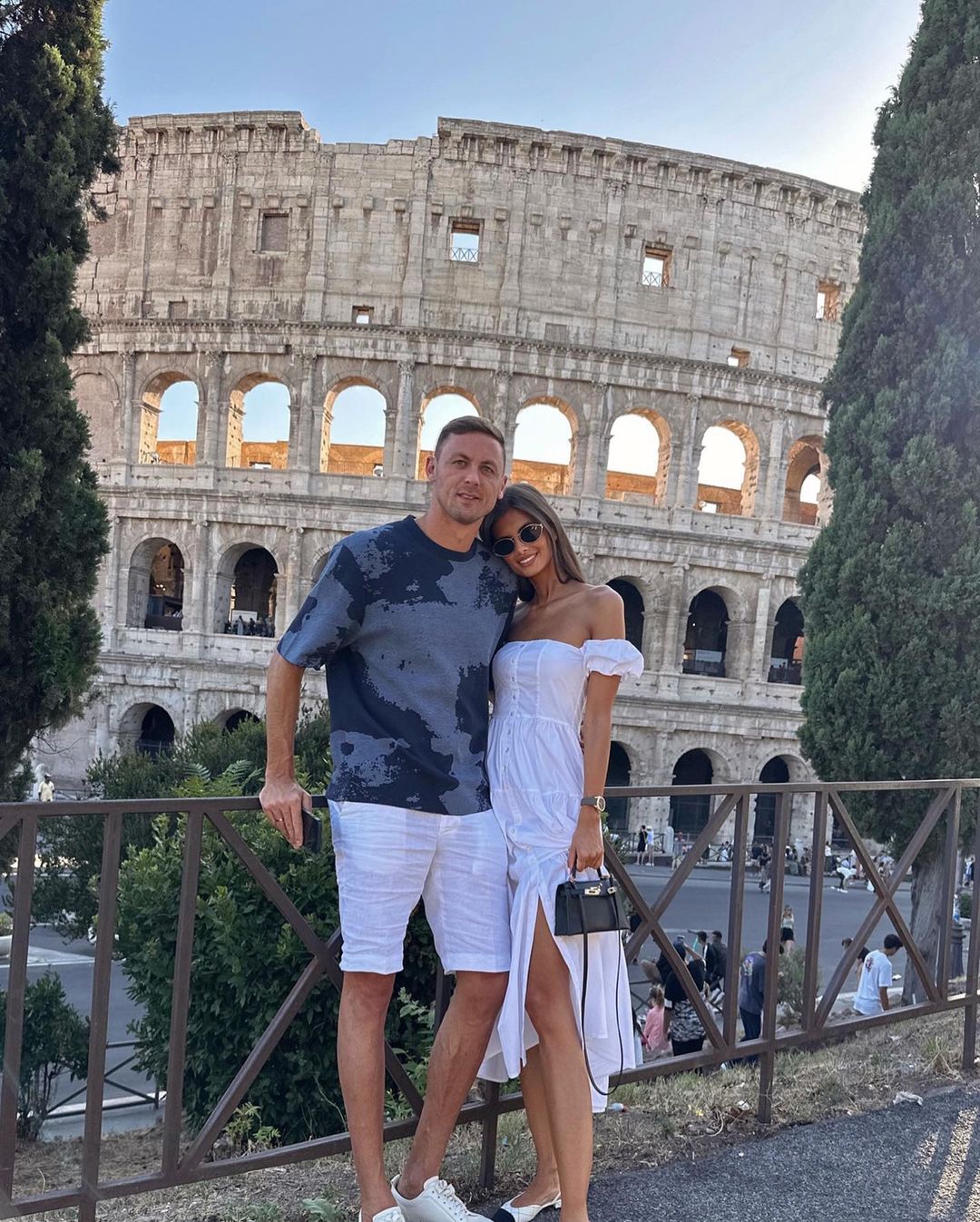 「社交秀」瓜帅女儿大秀身材 瓦尔加休闲度假