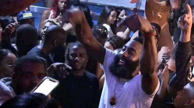 真土豪!哈登又去夜店狂欢,为好友庆生撒钱,球迷:太任性了