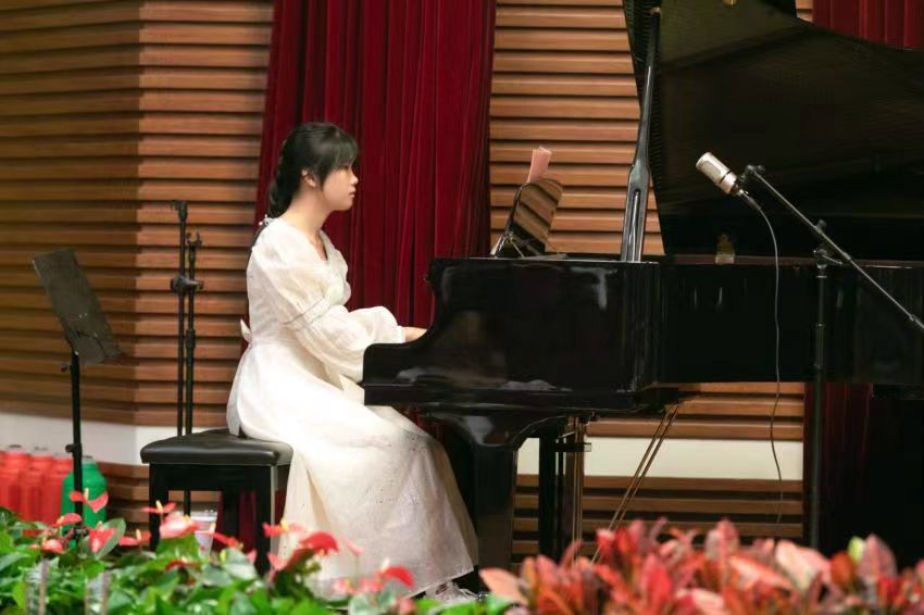 安庆皖江中等专业学校在安庆市第四届中小学合唱节上获佳绩