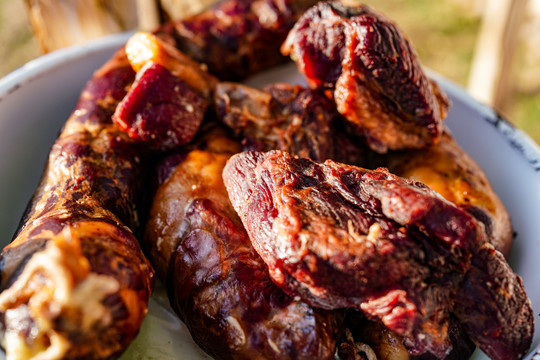 新疆哈萨克牧民不怕冷,抵御寒冬,全靠草原美食熏马肉!