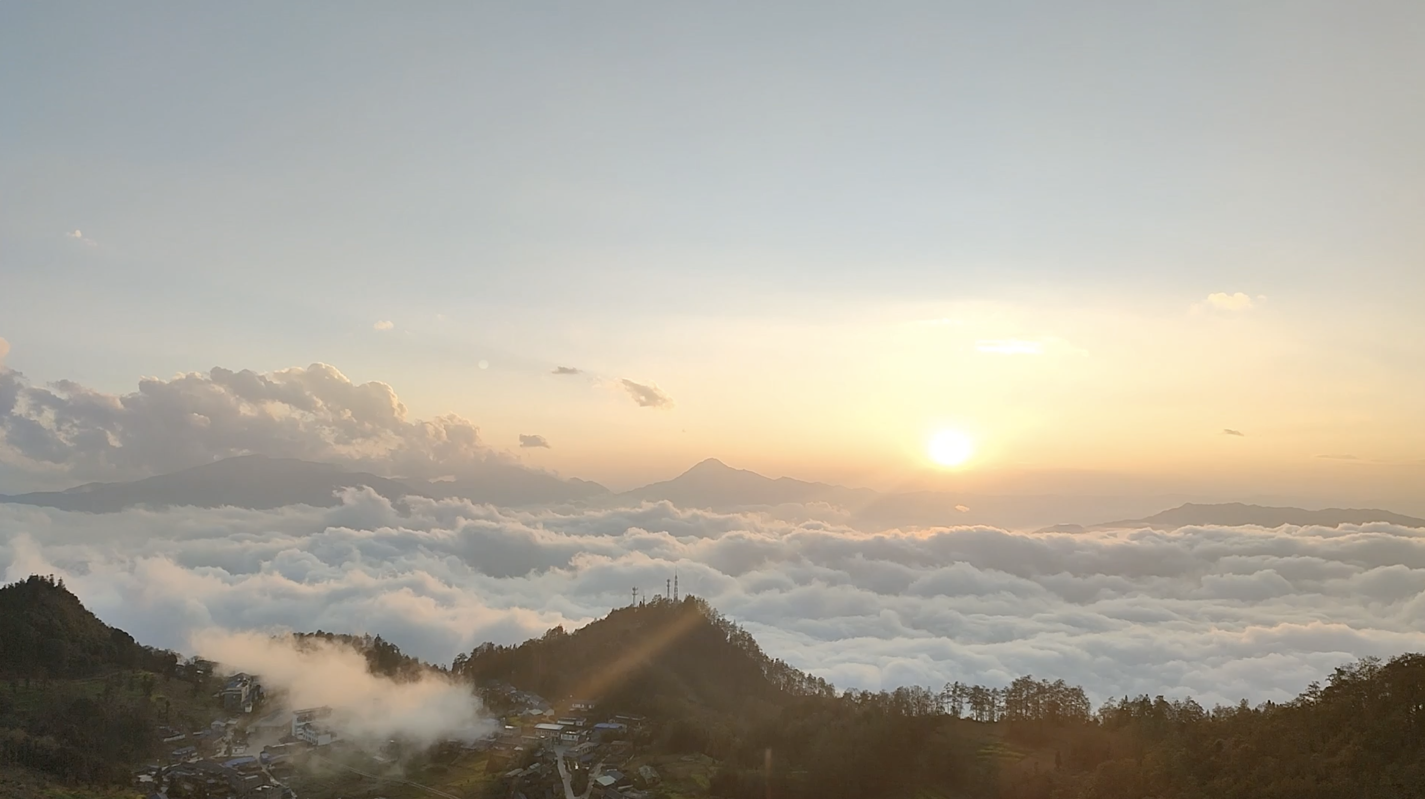 云南麻栗坡:山村云海美如画