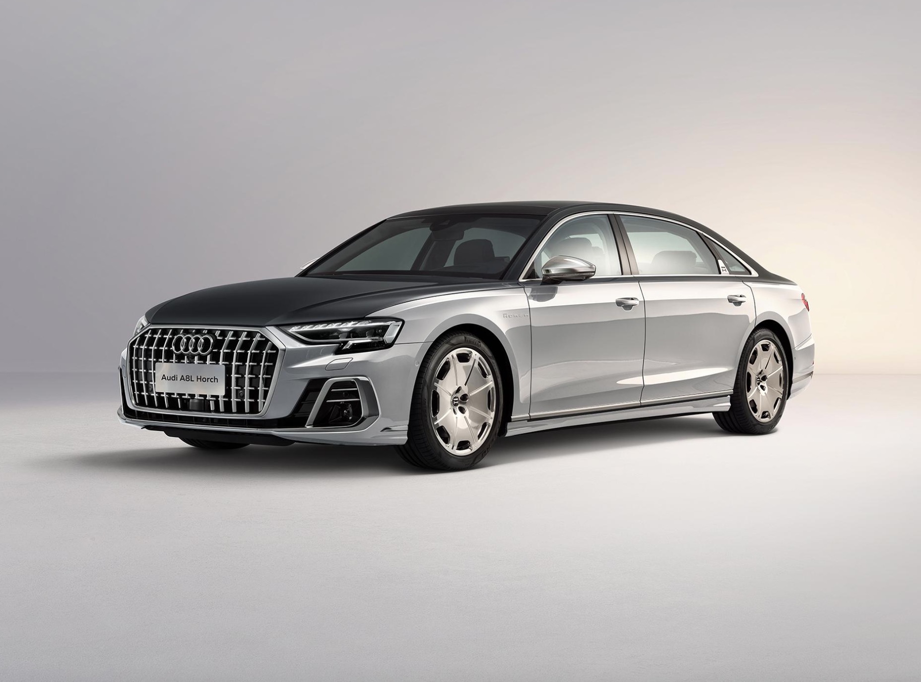 奥迪的"扛把子",车长5.45m 双色车身,配v6引擎和quattro四驱