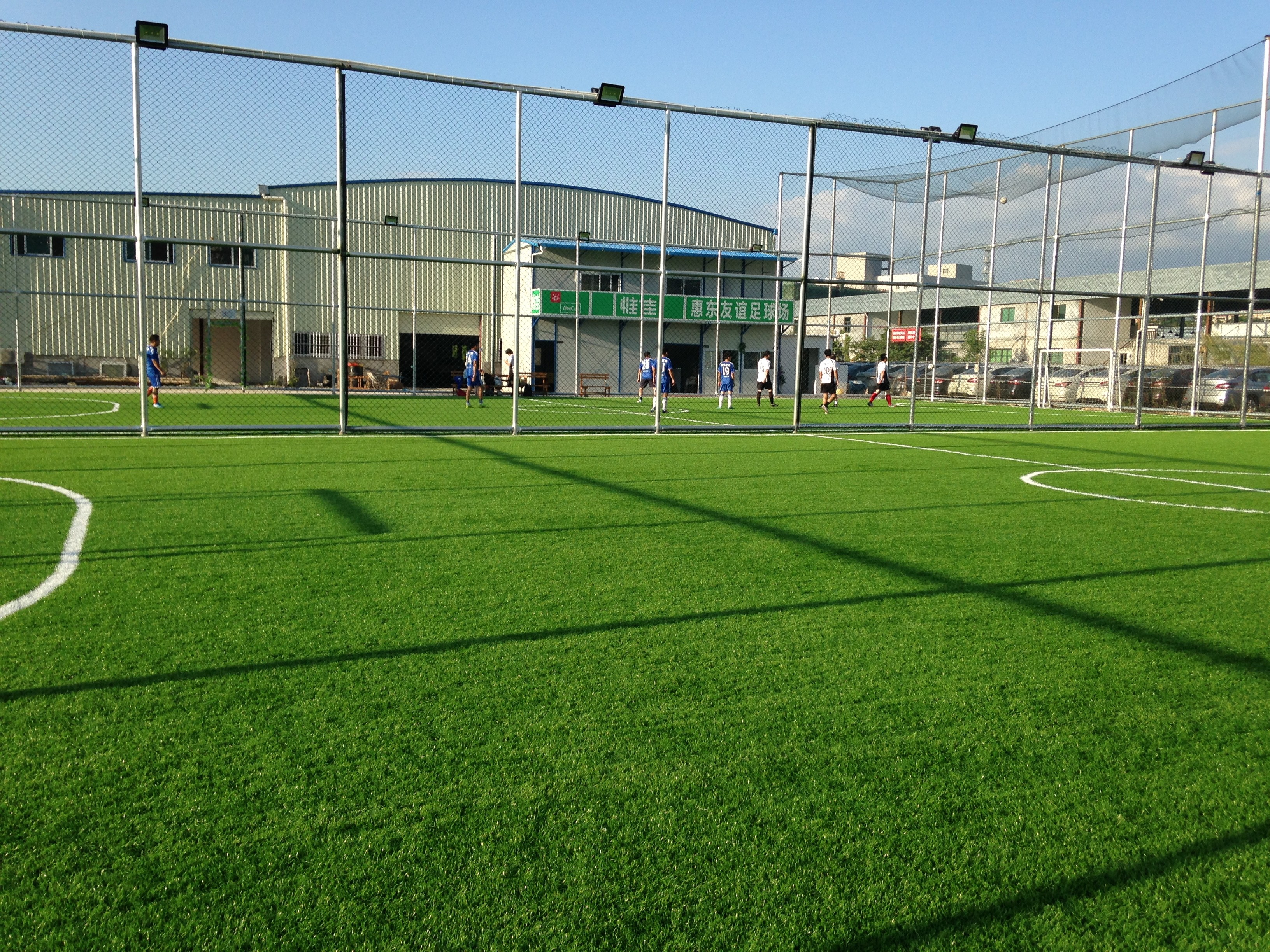 铺设人造草坪需要几个步骤