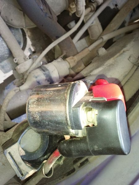 这种情况下,摩托车的怠速将变得不稳定,同时电启动时马达无反应且伴随