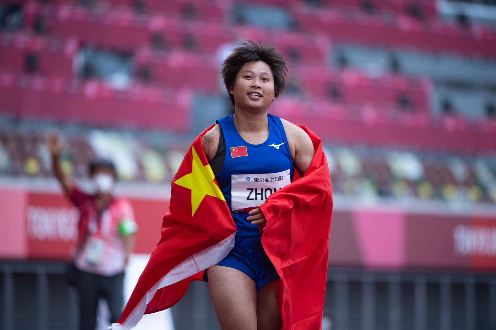 田径——女子100米t35级:周霞破世界纪录夺金(2)