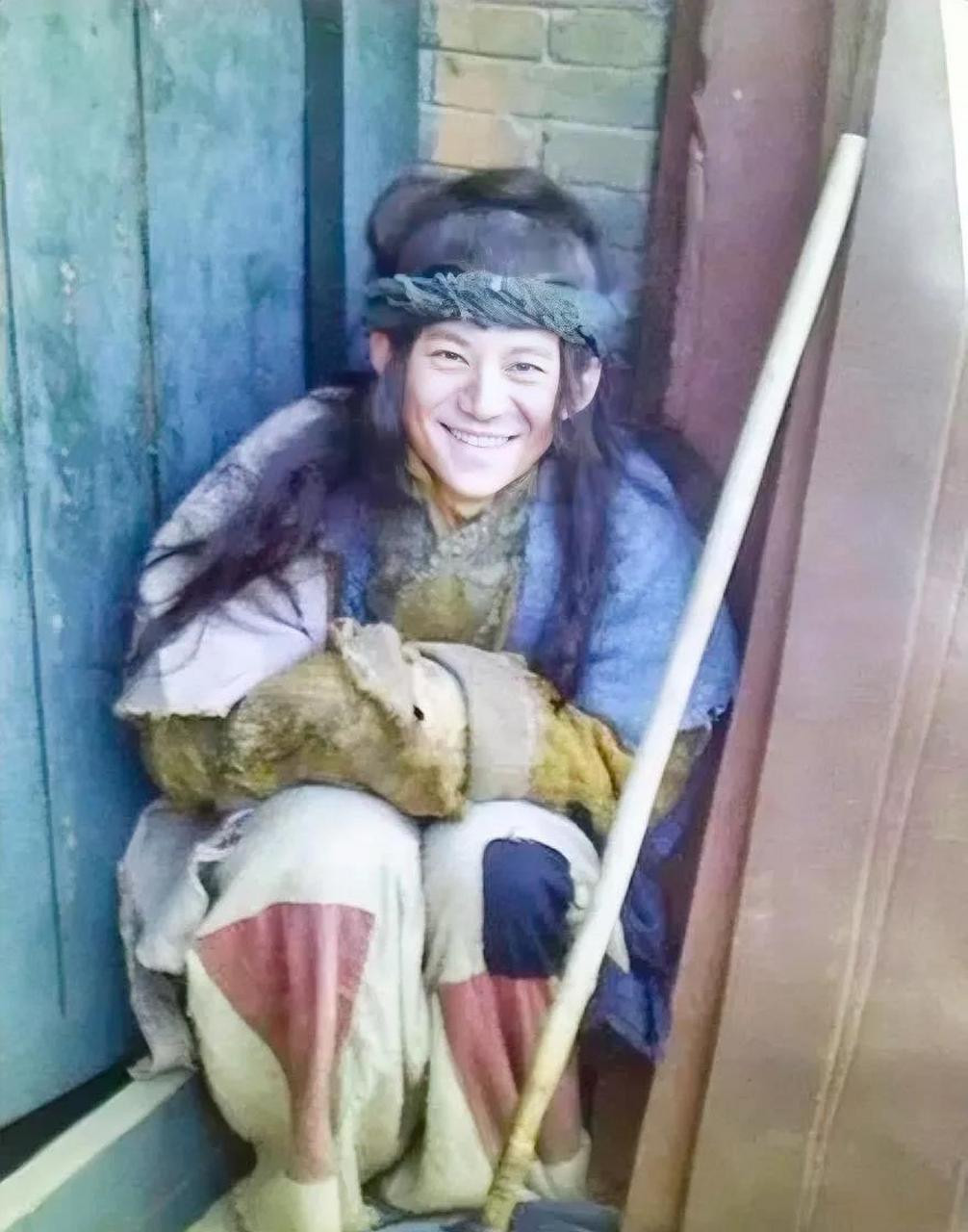 有一个富翁到海边度假,看见一个衣衫褴褛的乞丐躺在沙滩上晒太阳,就问