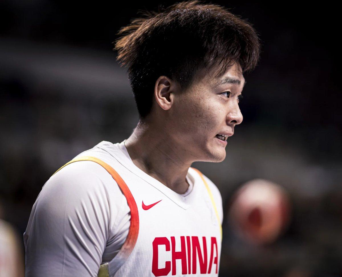 赵睿中国篮球运动员在比赛中专注的侧脸照