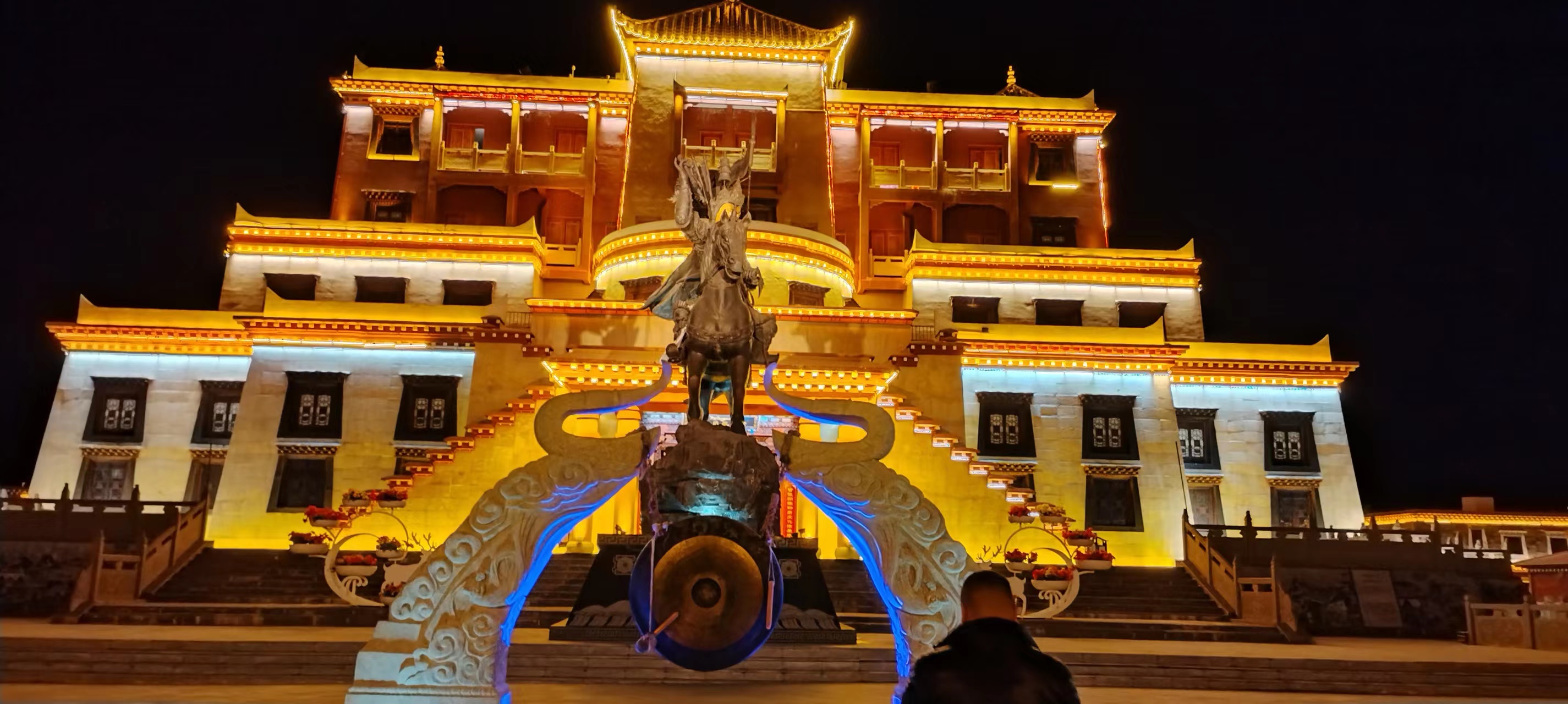 甘孜的甘孜——温馨的格萨尔王城夜色音乐餐吧