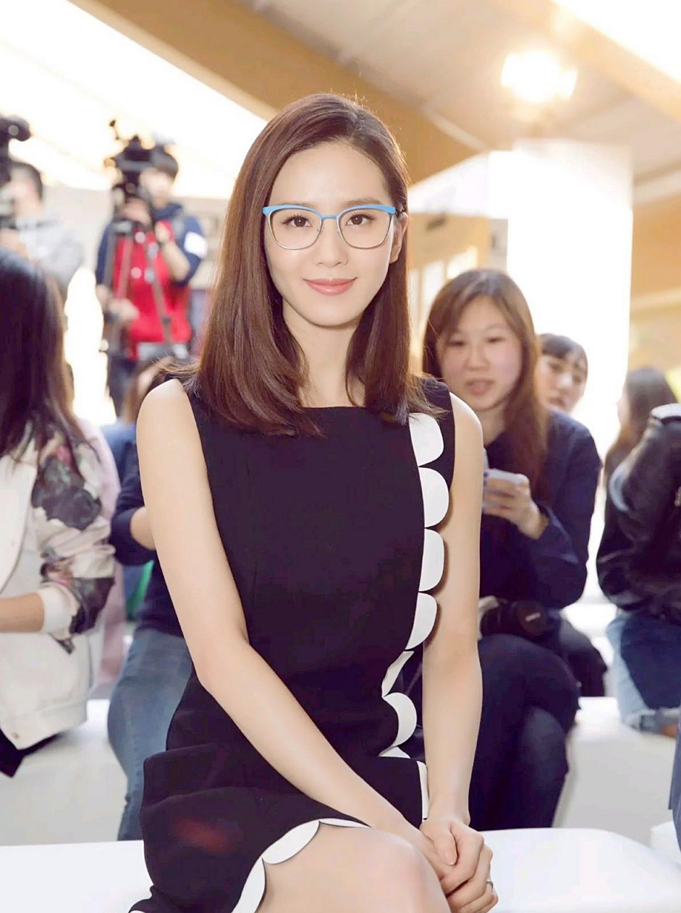 戴眼镜的刘诗诗一副书呆子的样子.