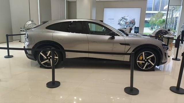 新能源汽车展示车在展厅内展示