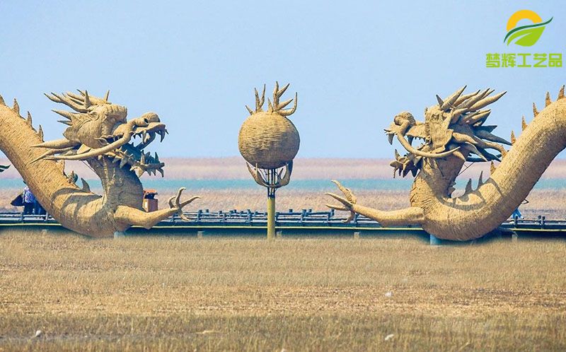 稻草人工艺品在红海滩风景廊道制作世界最大的稻草龙