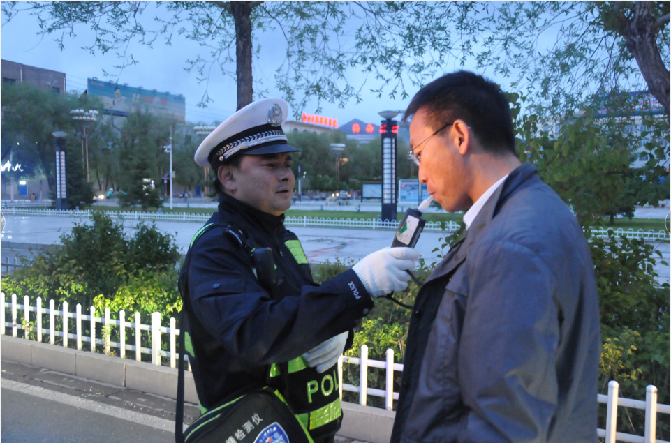 学习英模崇尚英模争当英模(19|孙炳:红绿灯下永不停歇的小船