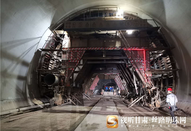 中兰客专首座超千米级隧道——营盘山隧道顺利贯通