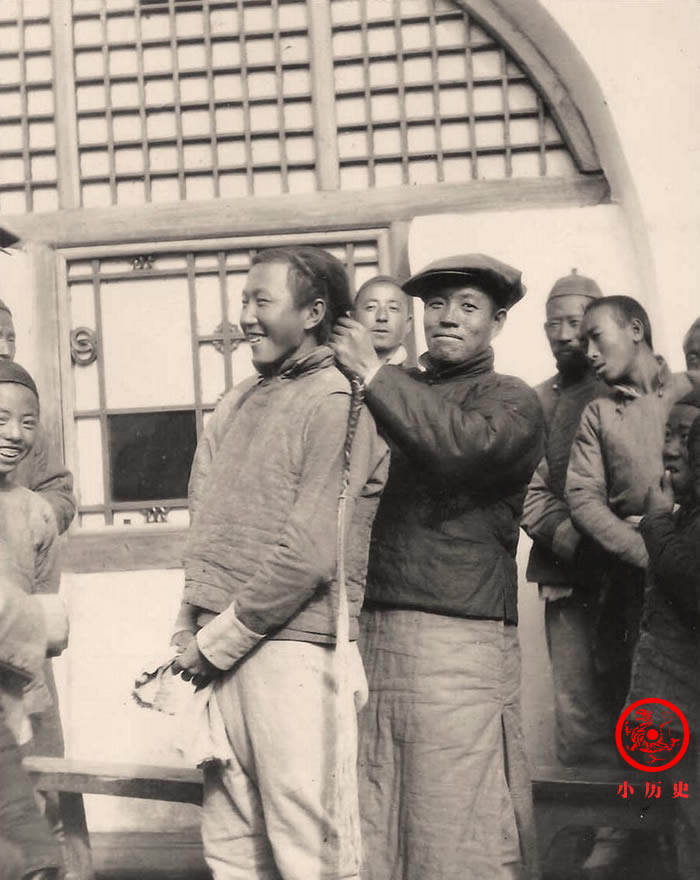 清末民初老照片:男青年剪辫子笑容满面,饥民排队领取救济粮