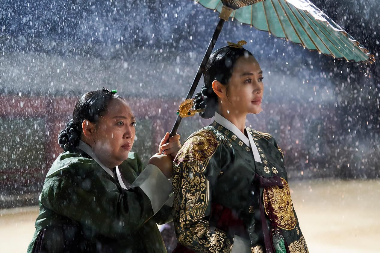首播剧评丨《王后伞下》:金惠秀操碎心,精彩宫斗即将上演!