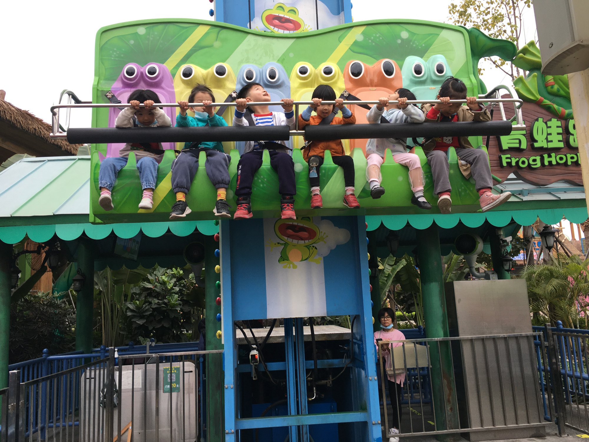 顺德华侨城欢乐海岸青蛙跳机动游戏!