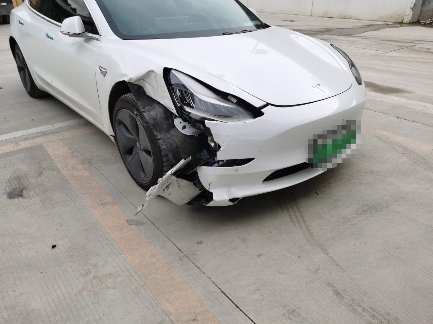 特斯拉加速撞向渣土车,fsd疑似减配,车主维权到底有多难?