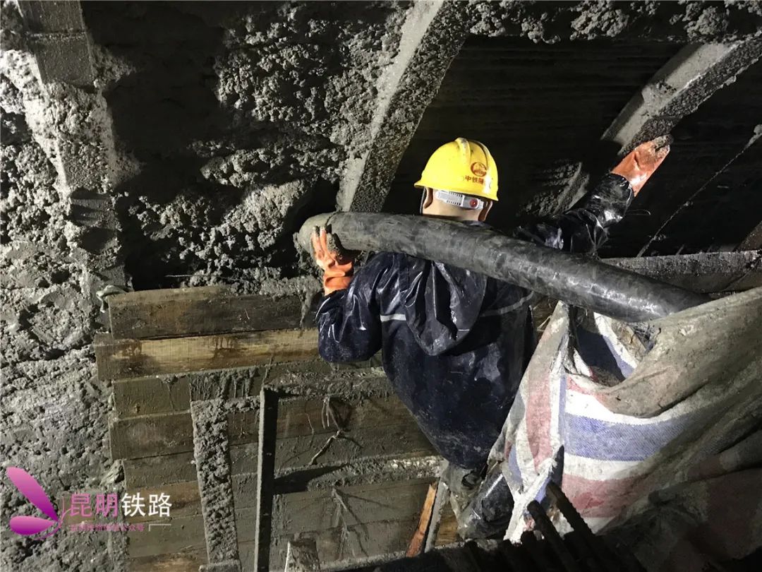 大瑞铁路高黎贡山隧道掘进近半