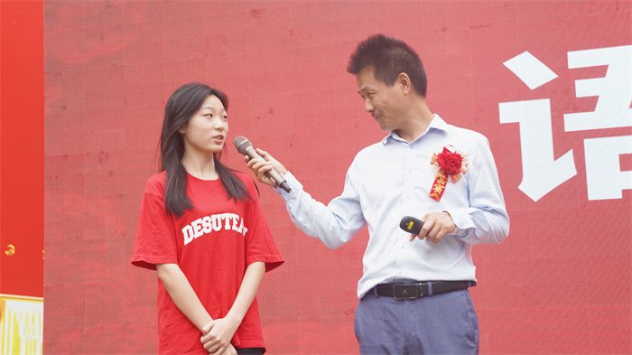 励志演说家程龙来到重庆新华 进行学生习惯养成教育演讲