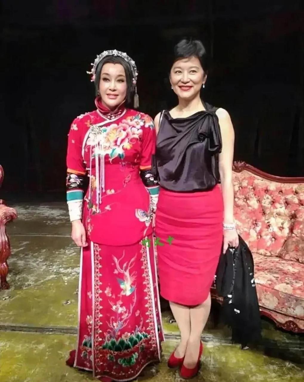 天啊,看来林青霞和刘晓庆合影的照片吧!