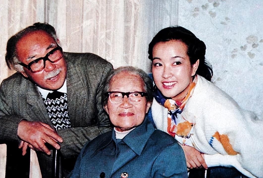 15年了,拿钱大闹谢晋葬礼的刘晓庆,实现照顾他妻儿的承诺了吗?