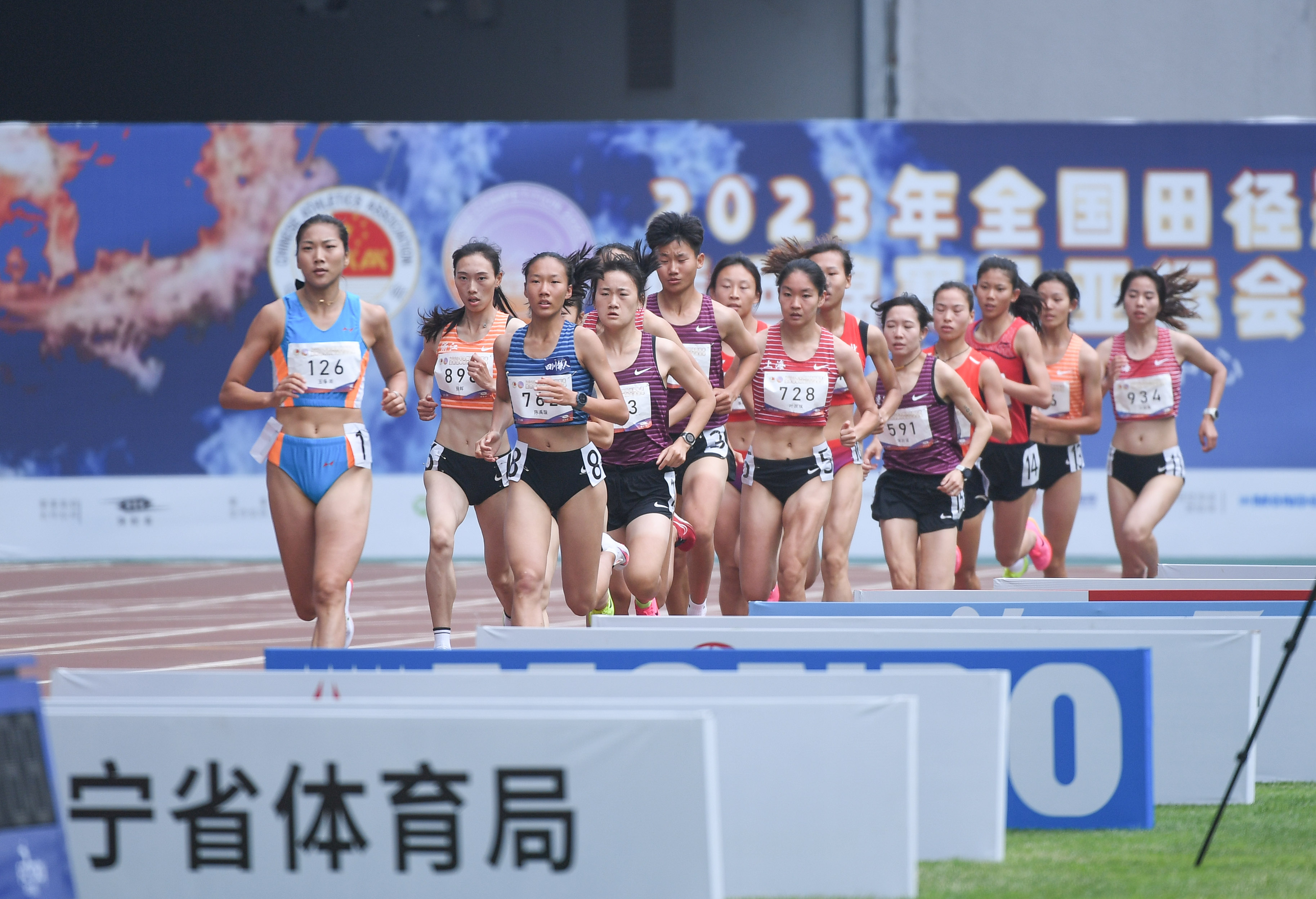 田径——全国冠军赛:安徽选手王春雨夺得女子1500米决赛冠军