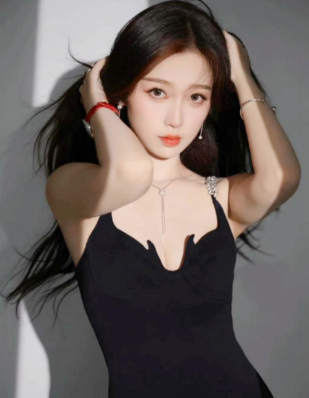 可怜的虞书欣,黑色低胸吊带显身材