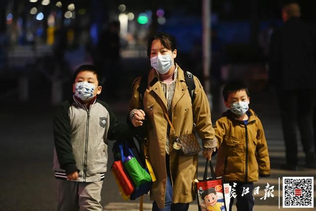 自觉助力疫情常态化防控,戴口罩出门已成武汉市民习惯