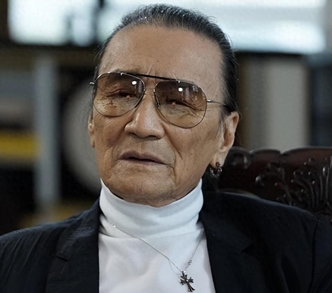 谢贤墨镜一戴40年,连亲热都不拿下,露真面目后才明白为何一直戴