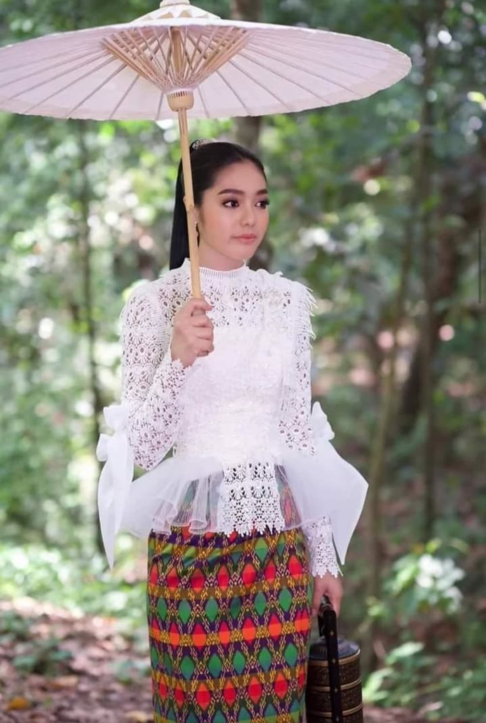 各有千秋!柬埔寨著名女星穿传统服装来个大比拼