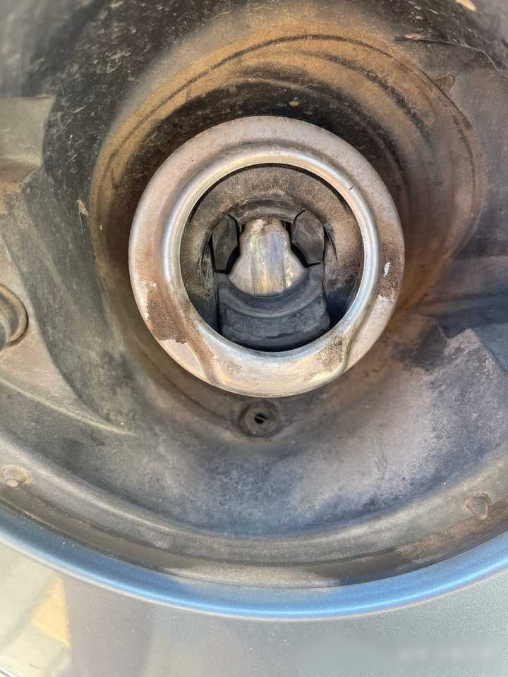 我的车是这种无盖油箱,夏天停在太阳下面会比普通的带盖油箱挥发的更