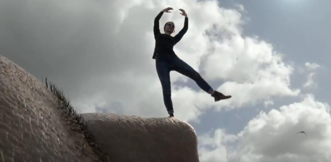 海滩上躺了一位溺亡的巨人