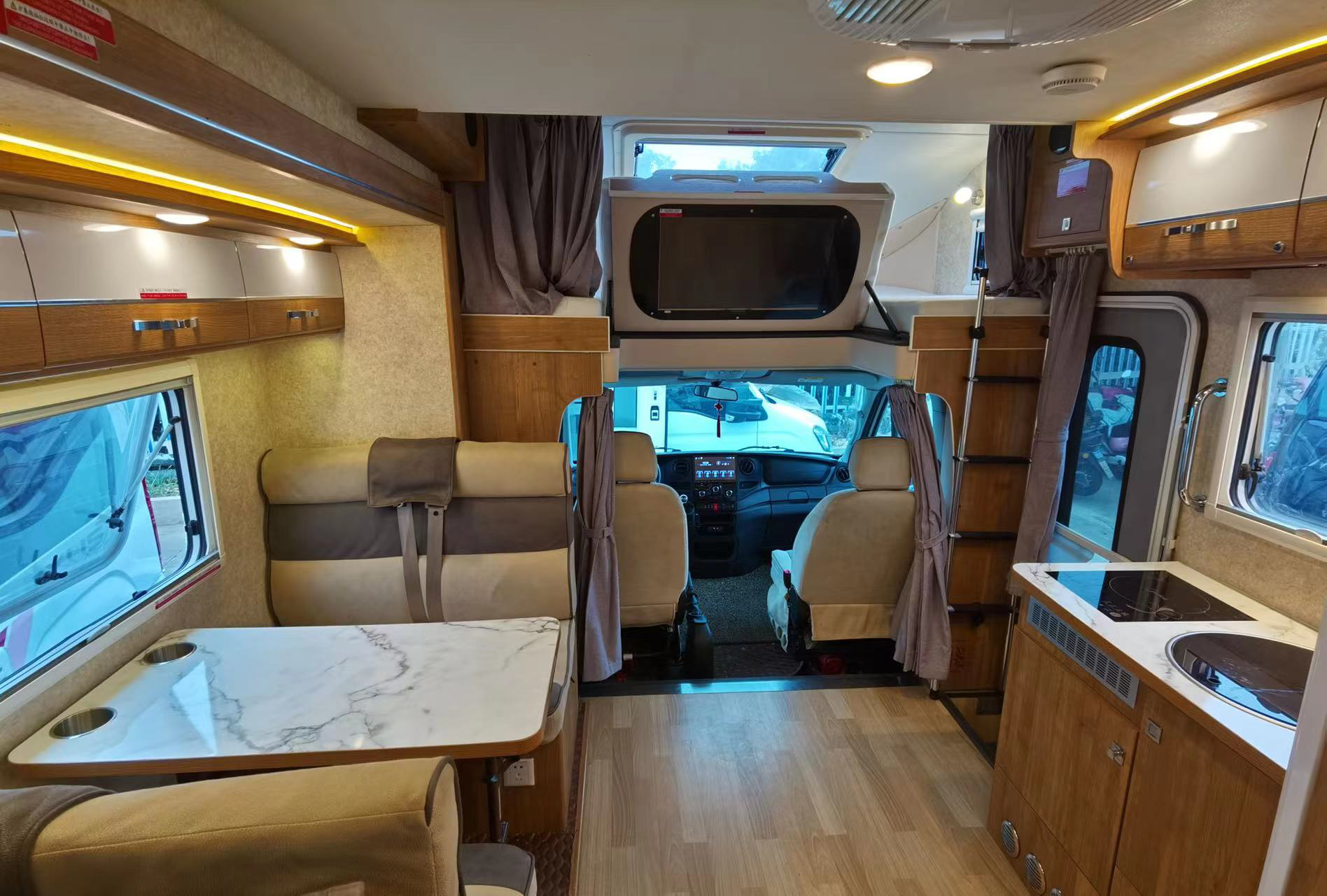 宇通凯伦宾威双拓展房车,现车出售!大空间 高颜值!不容错过!