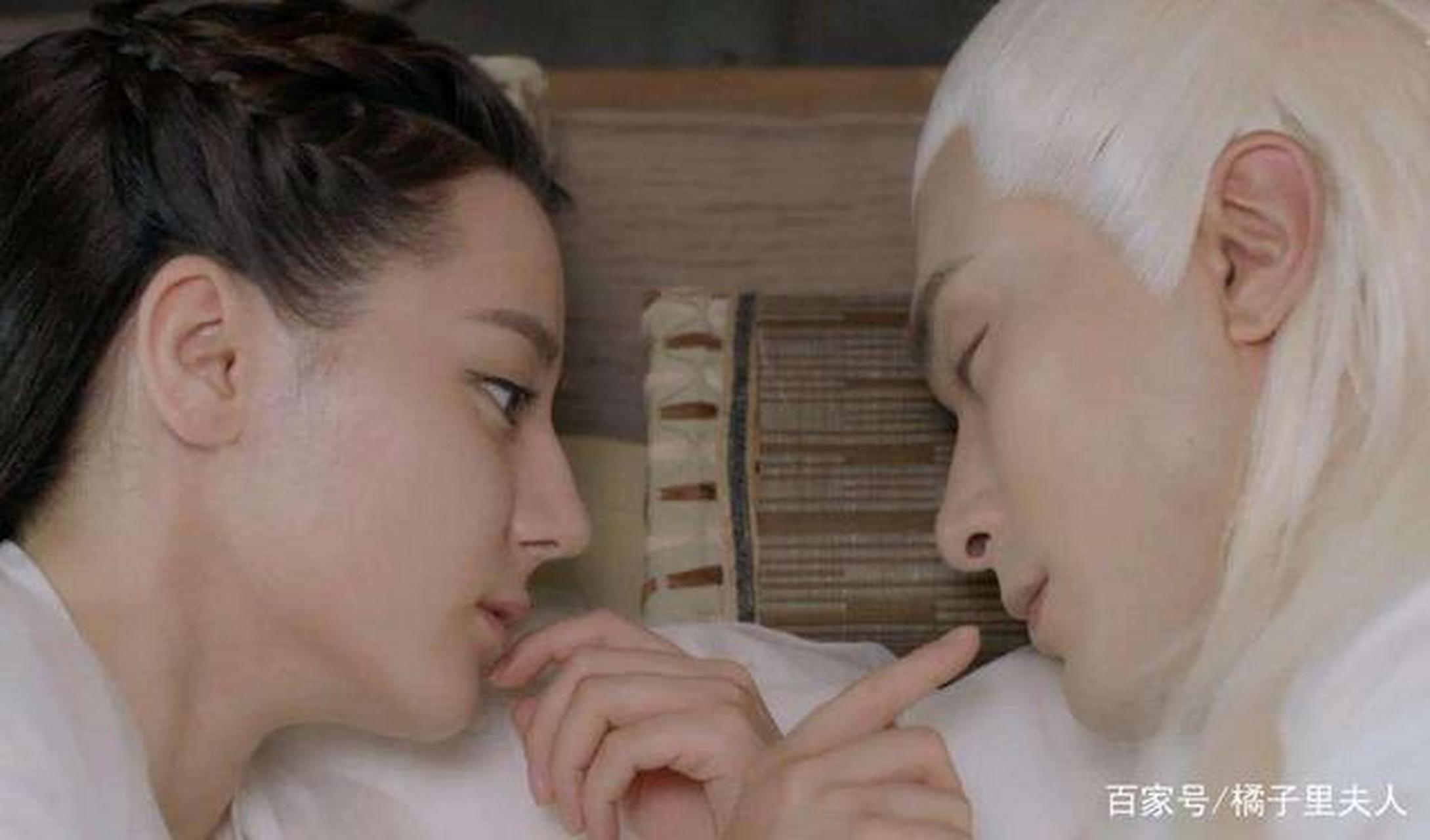 夜华墨渊抱走少绾,白浅被摔懵,众神笑谈墨渊少绾打情骂俏,东华凤九