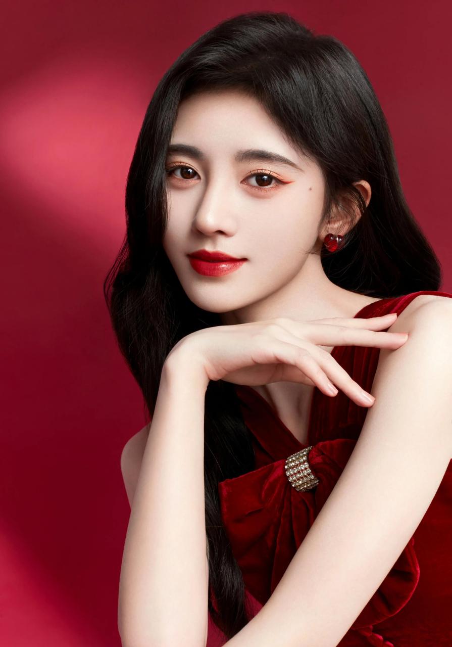 四千年美女鞠婧祎就连脚也是那么小巧可爱,据说只有34码  本文并不