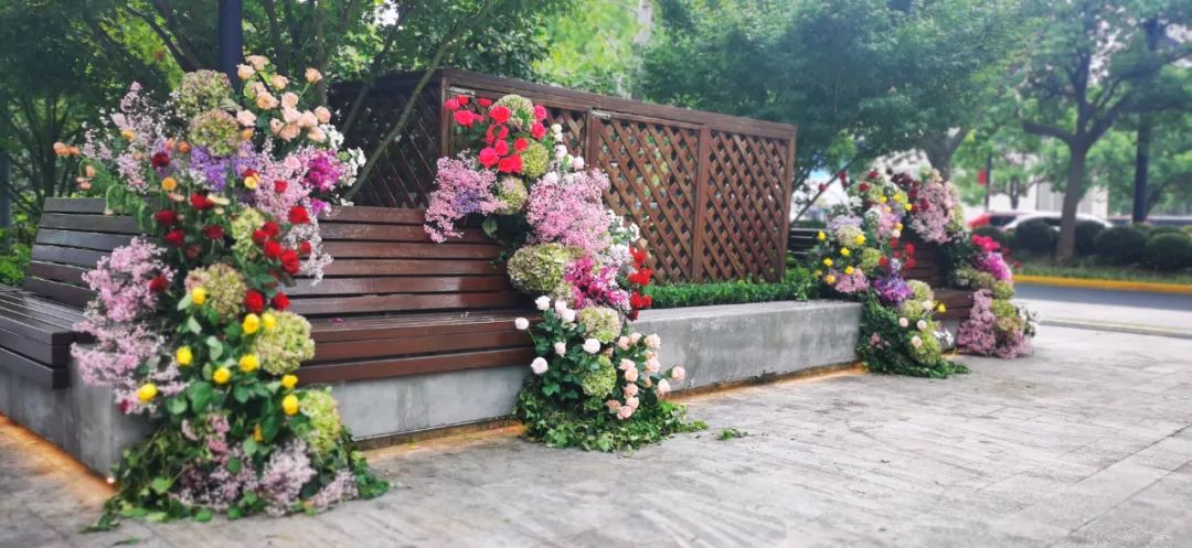 20余万朵鲜花等你来打卡花艺快闪亮相浦东街头
