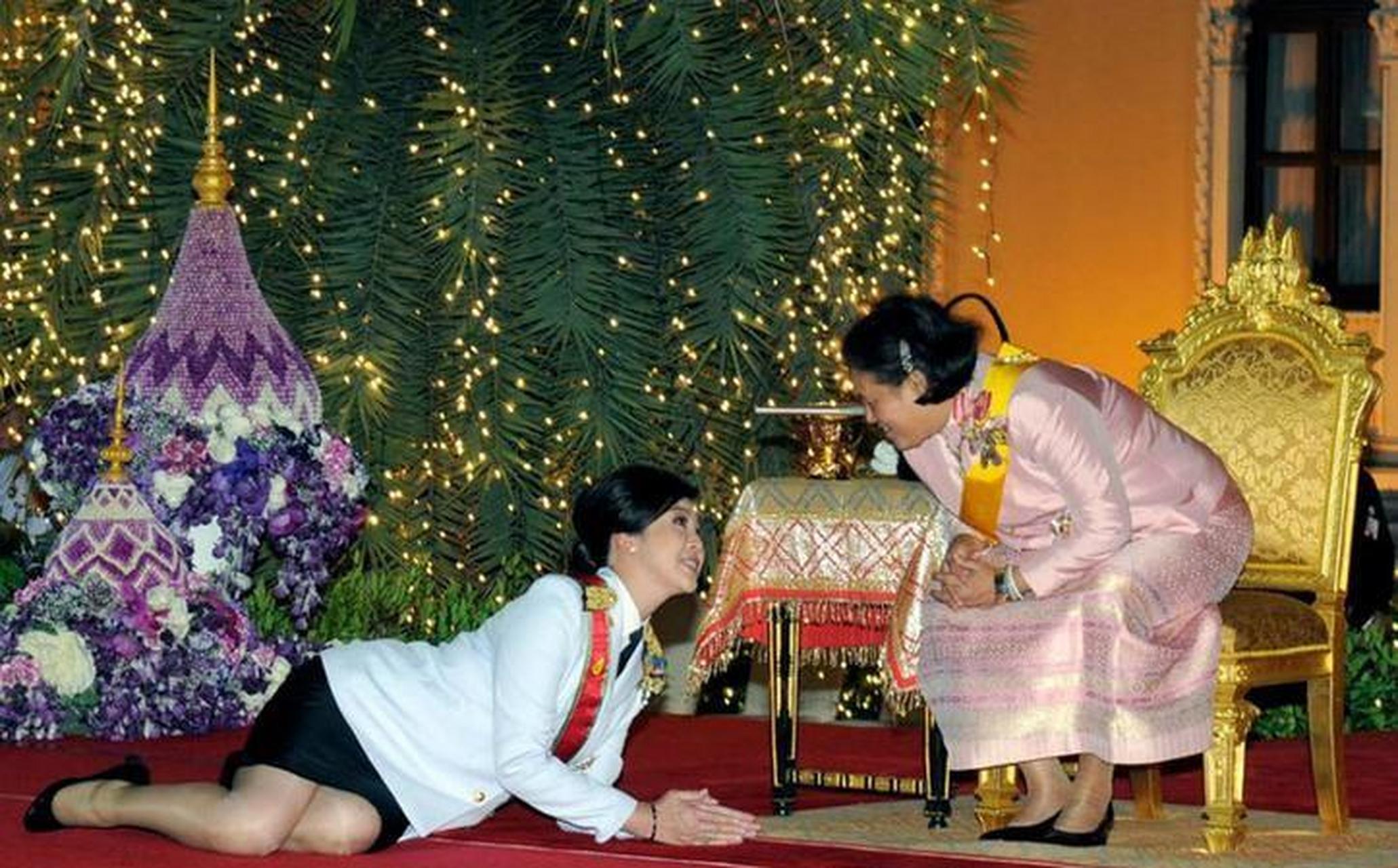 泰国最美女总理英拉,在就职典礼上向王后行跪拜礼,由此可见泰王室的
