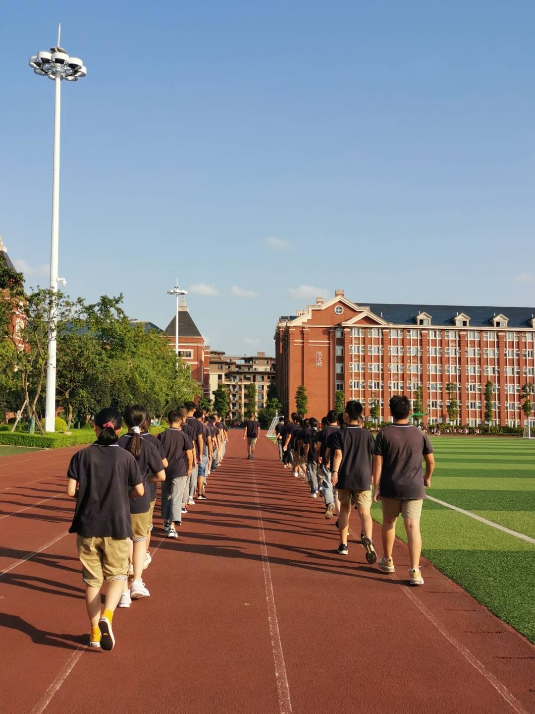 组图|四川宜宾东辰学校开学首日:学校美景成打卡点